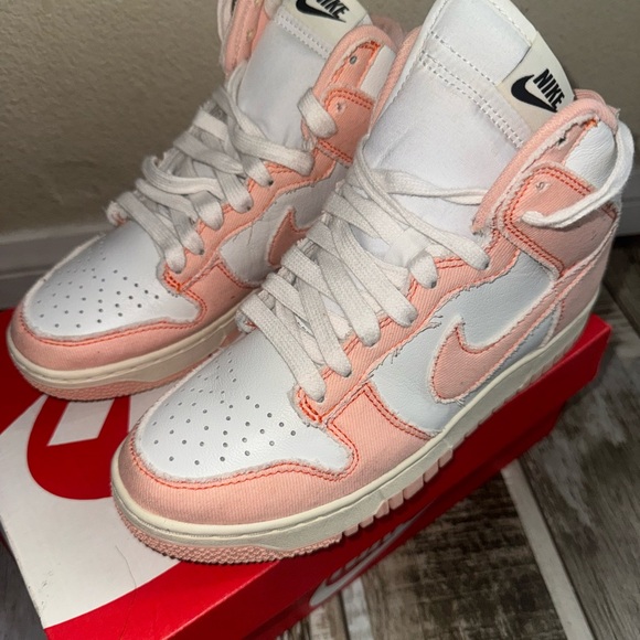 Nike Women's Zoom Vomero 5 PRM - Picture 1 of 7